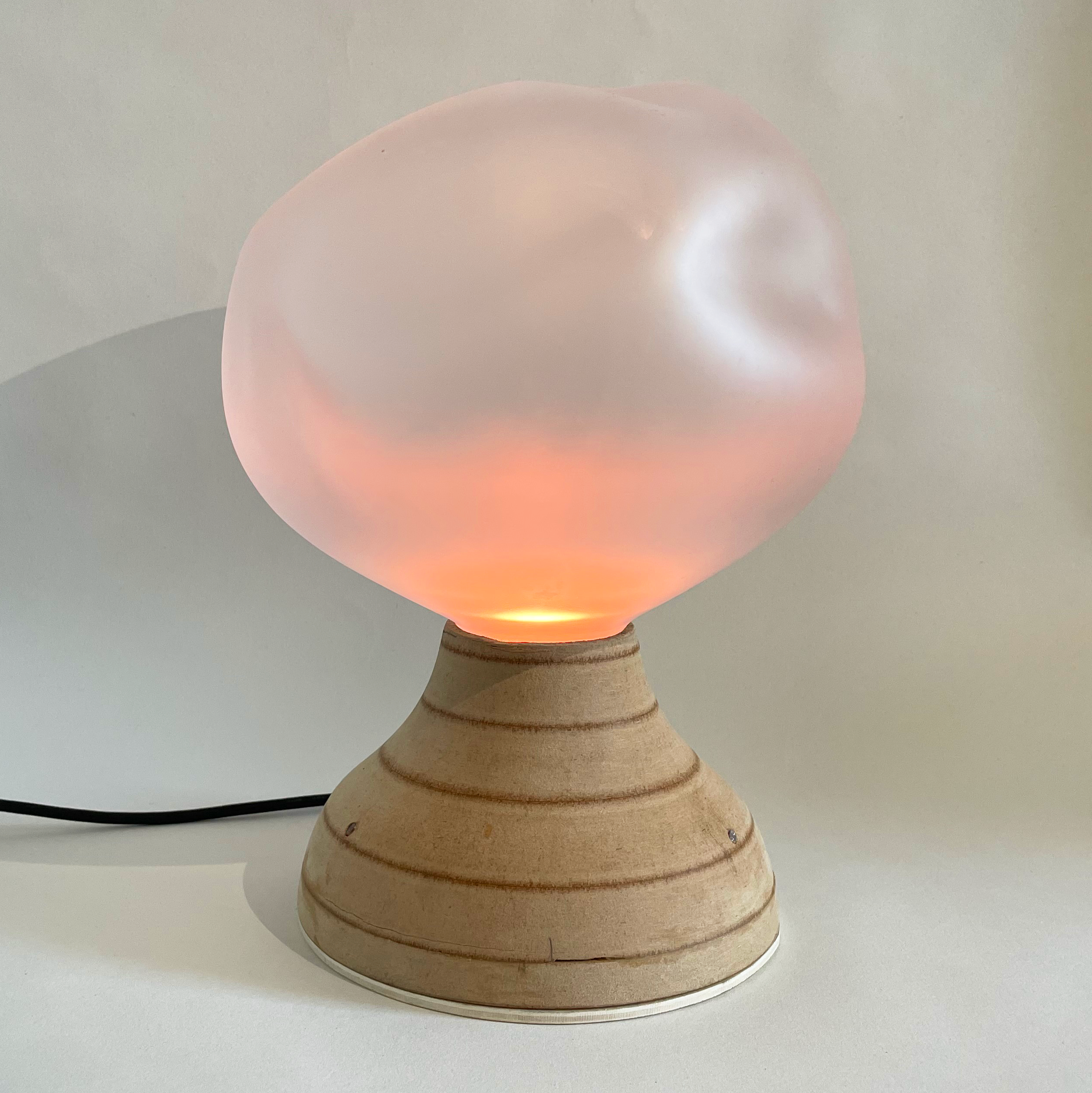 Ilia glowing soft pink-yellow during a breathing cycle