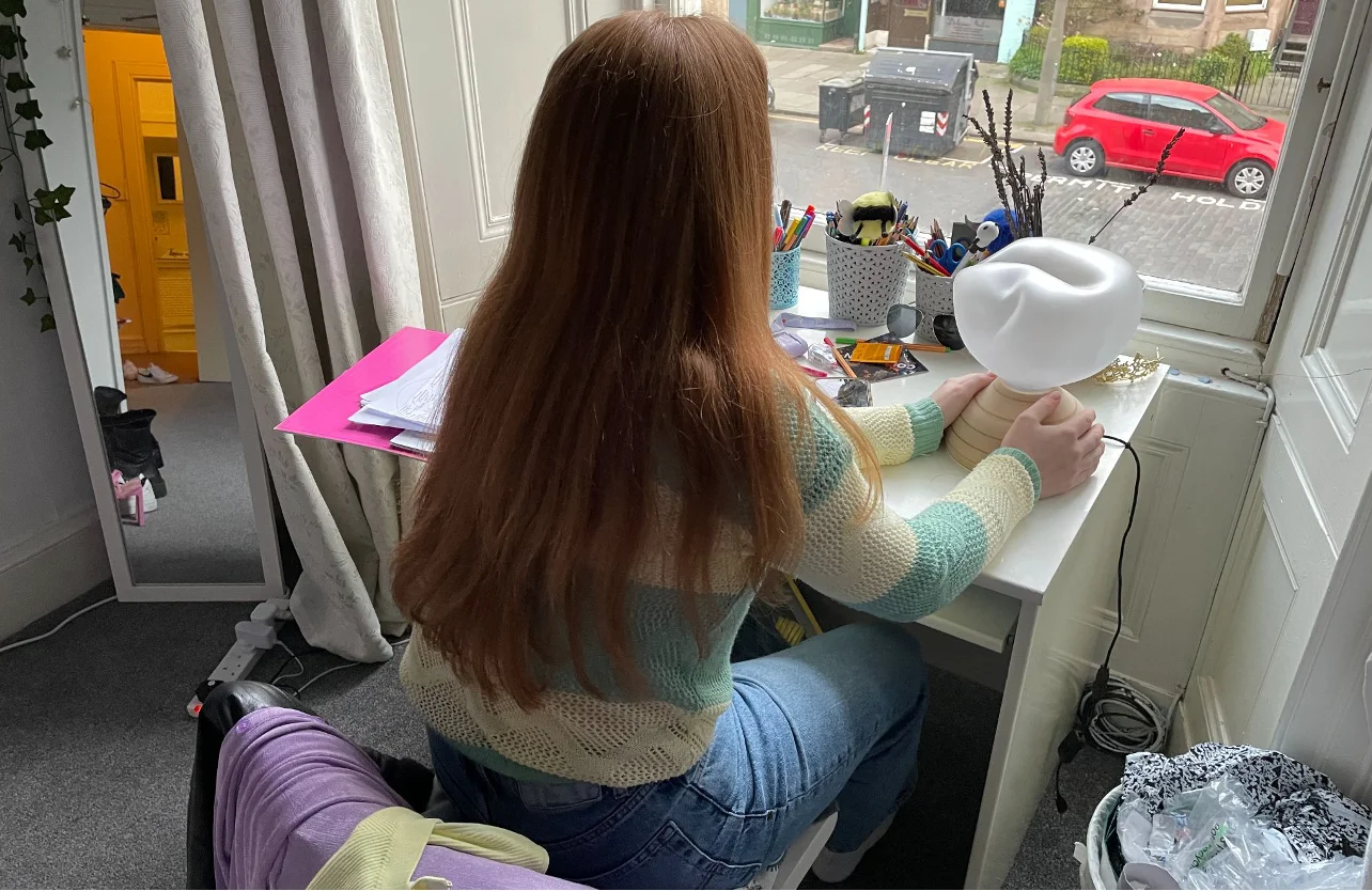 A student with the Ilia lamp on her desk during a full-day context test