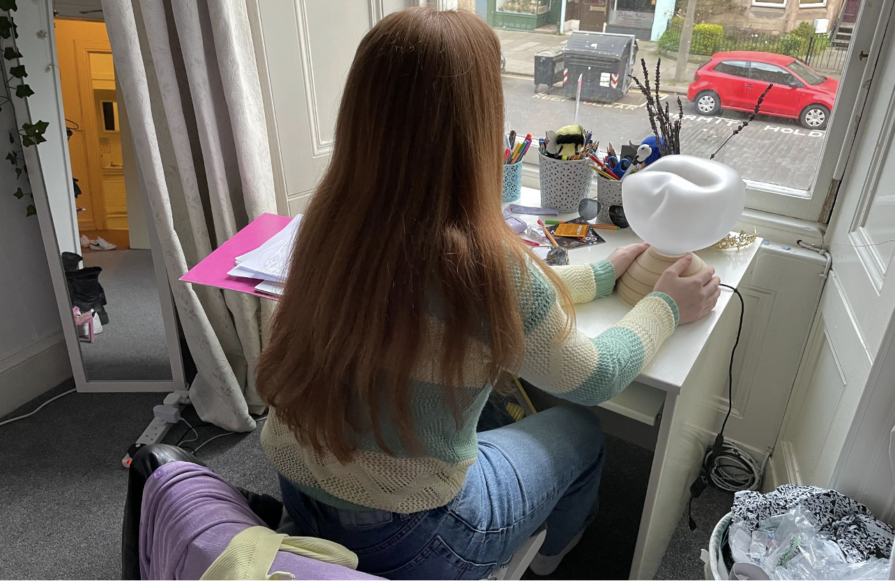 A student with the Ilia lamp on her desk during a full-day context test